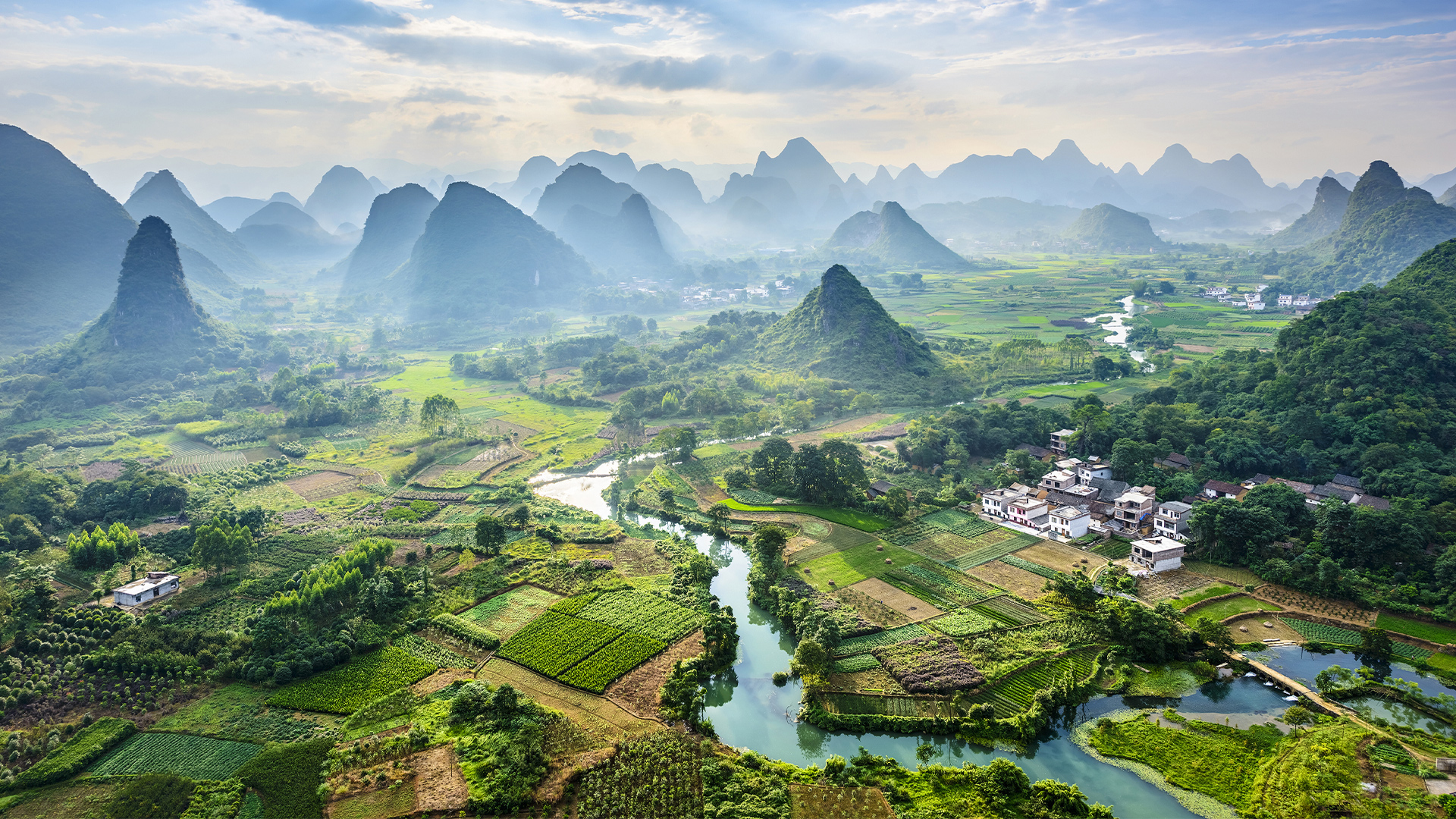 Destinations: Landscape of Guilin, Li River and Karst Mountains in Guangxi Province, China, Asia