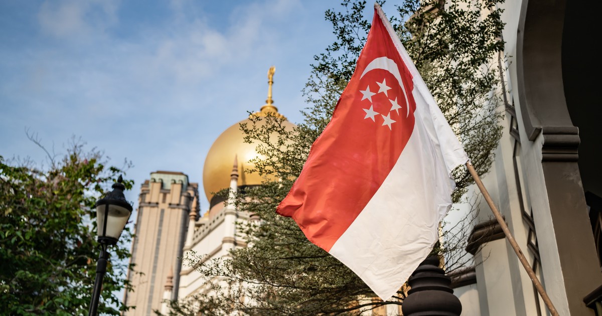 Flag of Singapore in front of Sultan Mosque
