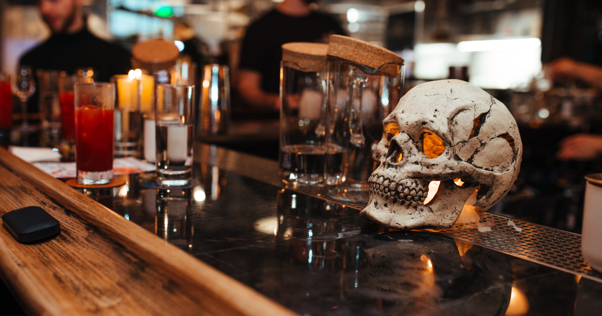 Skull and cocktails on the bar